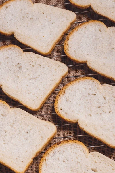 Κομμένο Άσπρο Ψωμί Στο Πλέγμα Σχάρα Σάκο Κάτω Από Αυτό — Φωτογραφία Αρχείου