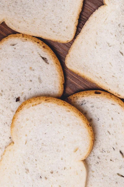 Dilimlenmiş Beyaz Ekmek Kahverengi Kabuklu Koyu Ahşap Masaya Yakın Üst — Stok fotoğraf