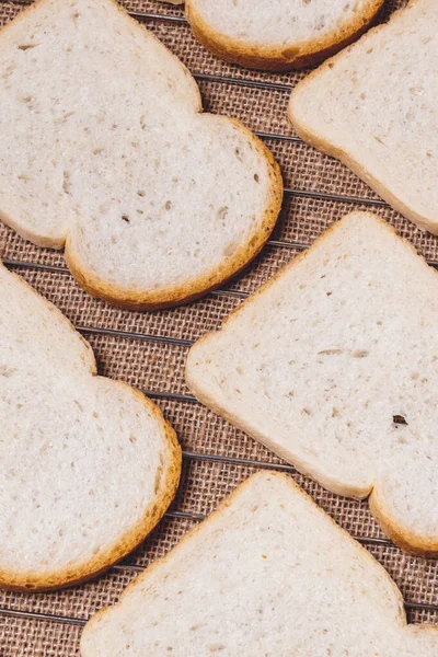 Pão Branco Fatiado Grade Grelha Com Pano Saco Sob Ele — Fotografia de Stock