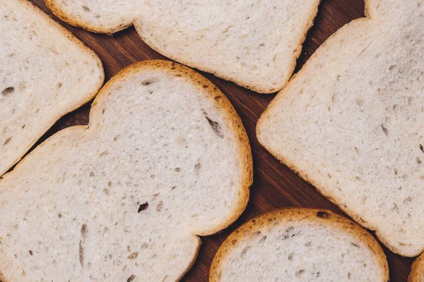 Pão Branco Fatiado Com Crosta Marrom Close Sobre Mesa Madeira — Fotografia de Stock