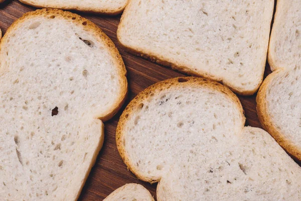 Κομμένο Άσπρο Ψωμί Καφέ Κρούστα Από Κοντά Στο Σκούρο Ξύλινο — Φωτογραφία Αρχείου