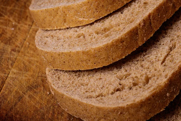 Nakrájený Hnědý Chléb Dřevěnou Desku Horní Pohled — Stock fotografie