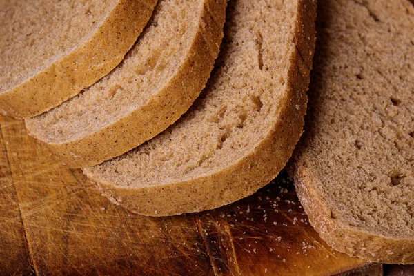 Pão Integral Fatiado Uma Tábua Madeira Vista Superior — Fotografia de Stock