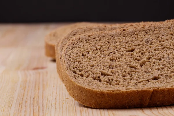 Κομμένο Καφέ Ψωμί Στο Λευκό Ξύλινο Τραπέζι — Φωτογραφία Αρχείου