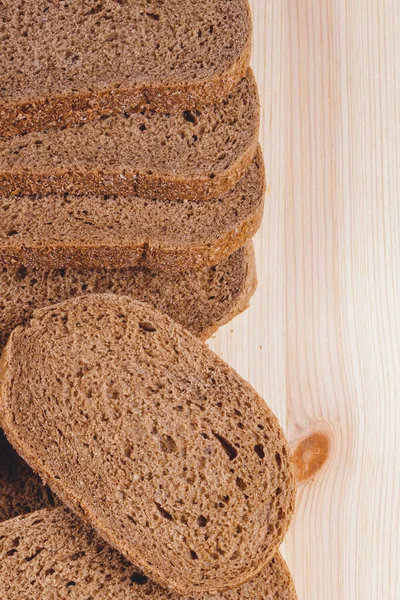 Нарезанный Коричневый Хлеб Белом Деревянном Столе Вид Сверху — стоковое фото