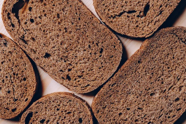Pão Integral Fatiado Mesa Madeira Branca Vista Superior — Fotografia de Stock