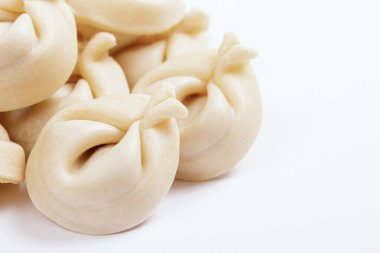  Beyaz arka planda hamur işleri yakın plan. Pişmemiş börek..