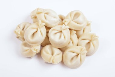  Beyaz arka planda hamur işleri yakın plan. Pişmemiş börek. Üst görünüm.