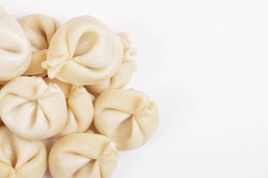  Beyaz arka planda hamur işleri yakın plan. Pişmemiş börek. Üst görünüm.