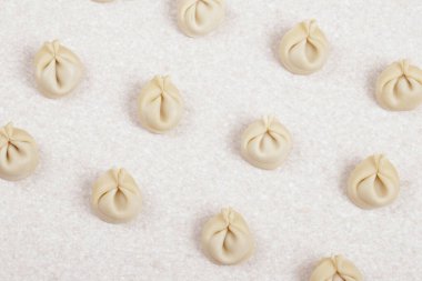 Beyaz masada pişmemiş hamur tatlısı. Yakın plan. Ev yapımı börekler. Üst görünüm.