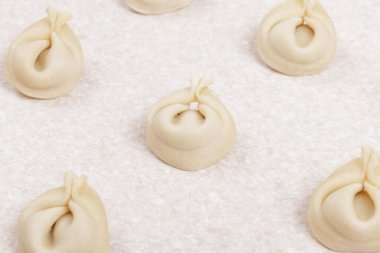 Beyaz masada pişmemiş hamur tatlısı. Yakın plan. Ev yapımı börek..