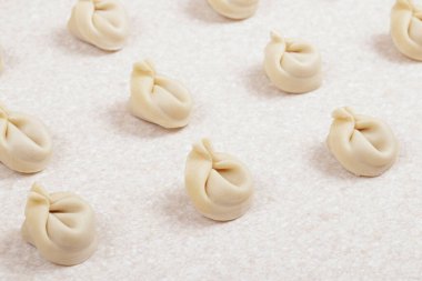 Beyaz masada pişmemiş hamur tatlısı. Yakın plan. Ev yapımı börek..