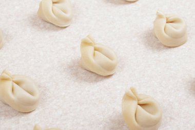 Beyaz masada pişmemiş hamur tatlısı. Yakın plan. Ev yapımı börek..