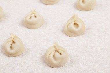 Beyaz masada pişmemiş hamur tatlısı. Yakın plan. Ev yapımı börek..