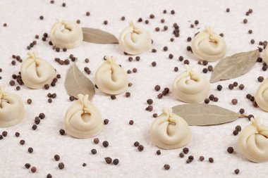 Biberli ve defne yapraklı pişirilmemiş hamur tatlısı. Ev yapımı hamur tatlısı yakın plan..