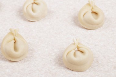 Beyaz masada pişmemiş hamur tatlısı. Yakın plan. Ev yapımı börek..