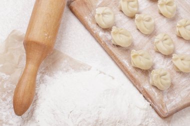 Tahtada hamur köftesi, masada un ve merdane. Ev yapımı hamur tatlısı. Üst görünüm.