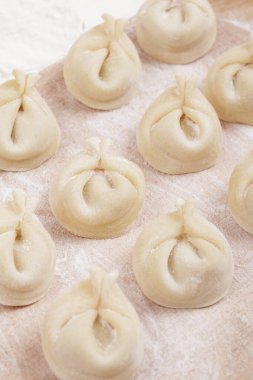 Tahtada pişmemiş hamur tatlısı. Ev yapımı hamur tatlısı. Makro çekim.