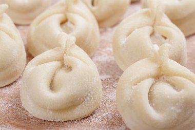 Tahtada pişmemiş hamur tatlısı. Ev yapımı hamur tatlısı. Makro çekim.