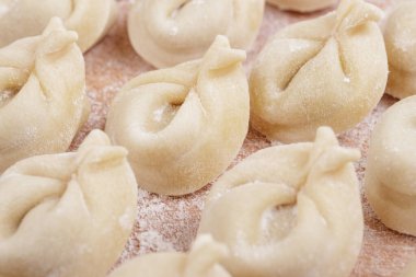 Tahtada pişmemiş hamur tatlısı. Ev yapımı hamur tatlısı. Makro çekim.