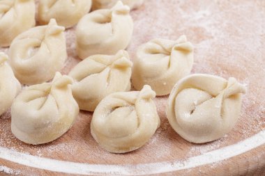 Tahtada pişmemiş hamur tatlısı. Ev yapımı hamur tatlısı. Makro çekim.