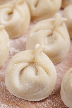 Tahtada pişmemiş hamur tatlısı. Ev yapımı hamur tatlısı. Makro çekim.