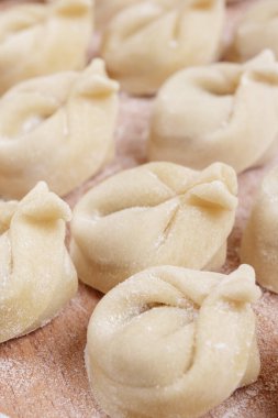 Tahtada pişmemiş hamur tatlısı. Ev yapımı hamur tatlısı. Makro çekim.