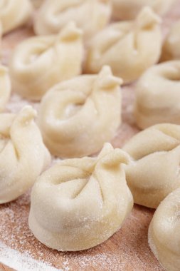 Tahtada pişmemiş hamur tatlısı. Ev yapımı hamur tatlısı. Makro çekim.