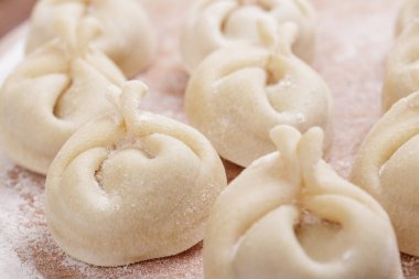 Tahtada pişmemiş hamur tatlısı. Ev yapımı hamur tatlısı. Makro çekim.