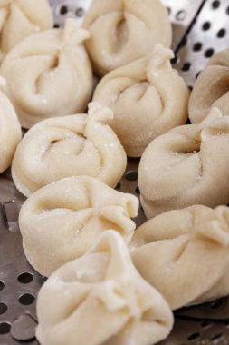 Buhar sepetinde pişirilmeye hazır ev yapımı börekler. Hamur köfteleri yakın plan..