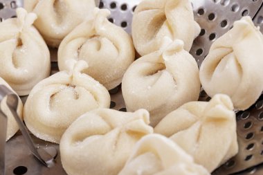 Buhar sepetinde pişirilmeye hazır ev yapımı börekler. Hamur köfteleri yakın plan..