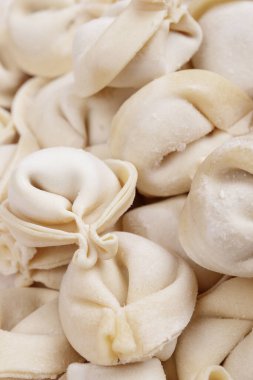 Dondurulmamış hamur köftelerini yakından çek. Makro çekim.