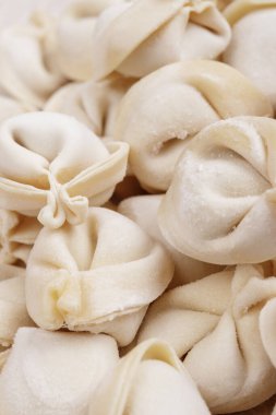 Dondurulmamış hamur köftelerini yakından çek. Makro çekim.