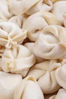 Dondurulmamış hamur köftelerini yakından çek. Makro çekim.