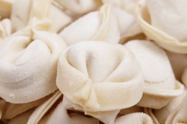 Dondurulmamış hamur köftelerini yakından çek. Makro çekim.