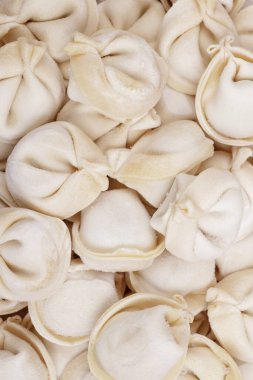 Dondurulmamış hamur köftelerini yakından çek. Makro çekim.