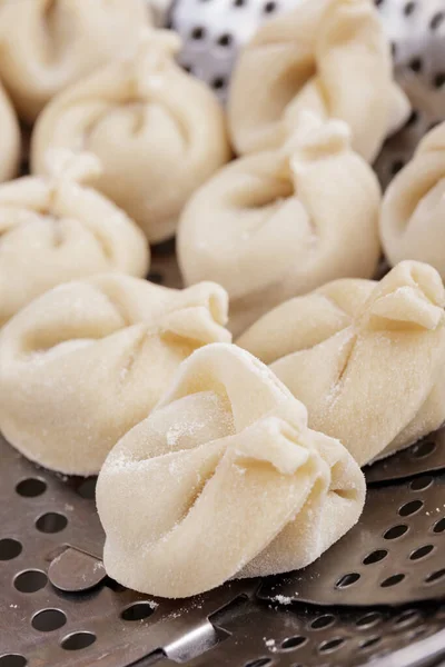 Bolinhos Caseiros Cesta Vapor Preparados Para Serem Cozidos Dumplings Close — Fotografia de Stock