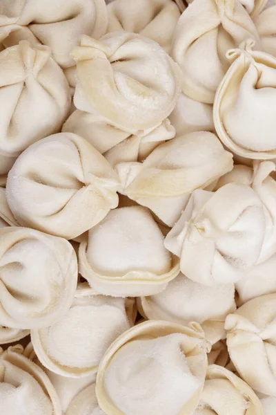 Dondurulmamış hamur köftelerini yakından çek. Makro çekim.