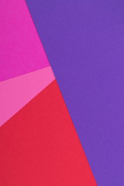 Farklı renklerde bir kağıdın çok renkli arkaplanı. Pembe, kırmızı ve mor renklerin karışımı. Geometrik arkaplan.