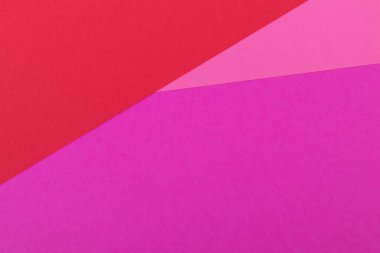 Farklı renklerde bir kağıdın çok renkli arkaplanı. Pembe, kırmızı ve mor renklerin karışımı. Geometrik arkaplan.