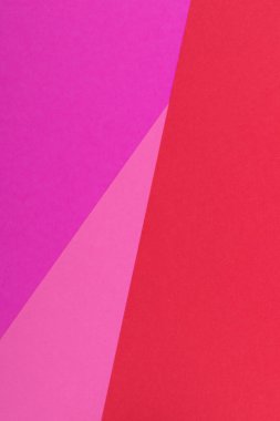 Farklı renklerde bir kağıdın çok renkli arkaplanı. Pembe, kırmızı ve mor renklerin karışımı. Geometrik arkaplan.