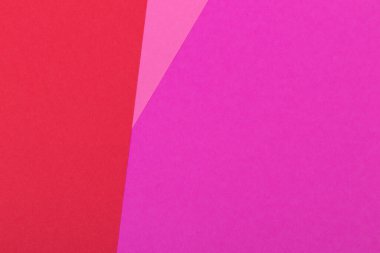 Farklı renklerde bir kağıdın çok renkli arkaplanı. Pembe, kırmızı ve mor renklerin karışımı. Geometrik arkaplan.