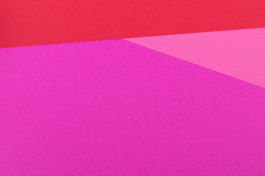 Farklı renklerde bir kağıdın çok renkli arkaplanı. Pembe, kırmızı ve mor renklerin karışımı. Geometrik arkaplan.