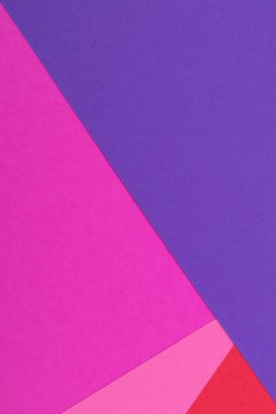 Farklı renklerde bir kağıdın çok renkli arkaplanı. Pembe, kırmızı ve mor renklerin karışımı. Geometrik arkaplan.