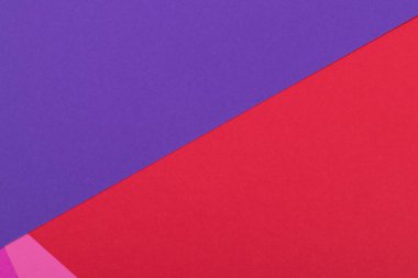 Farklı renklerde bir kağıdın çok renkli arkaplanı. Pembe, kırmızı ve mor renklerin karışımı. Geometrik arkaplan.