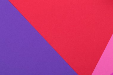 Farklı renklerde bir kağıdın çok renkli arkaplanı. Pembe, kırmızı ve mor renklerin karışımı. Geometrik arkaplan.