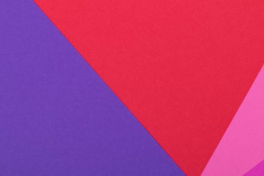 Farklı renklerde bir kağıdın çok renkli arkaplanı. Pembe, kırmızı ve mor renklerin karışımı. Geometrik arkaplan.