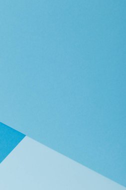 Mavinin farklı tonlarından oluşan bir kağıdın çok renkli arkaplanı. Geometrik arkaplan.