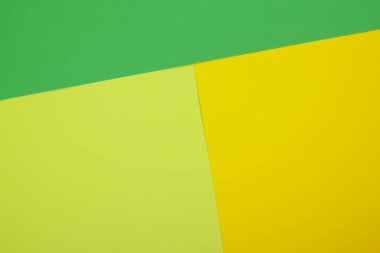 Farklı renklerde bir kağıdın çok renkli arkaplanı. Sarı, yeşil ve limon rengi karışımı. Geometrik arkaplan.
