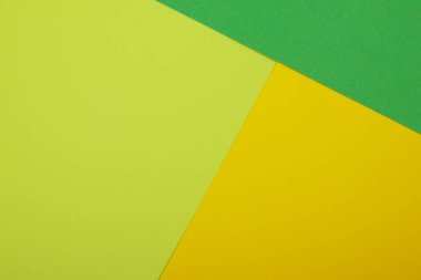 Farklı renklerde bir kağıdın çok renkli arkaplanı. Sarı, yeşil ve limon rengi karışımı. Geometrik arkaplan.